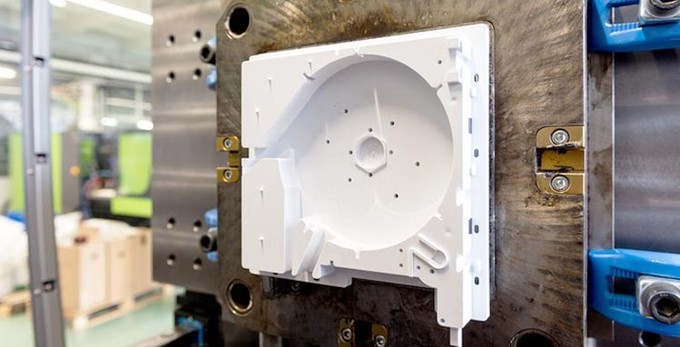 Oprichting van de afdeling spuitgietmachines.