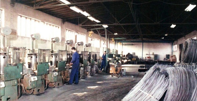 Opzetten van het bedrijf en starten van de productie van afrasteringsdraad