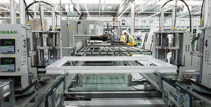 De lancering van de raamproductie in de eerste hal van EFC