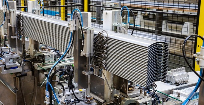 Lancering van de productie van het originele systeem van gevelzonwering.